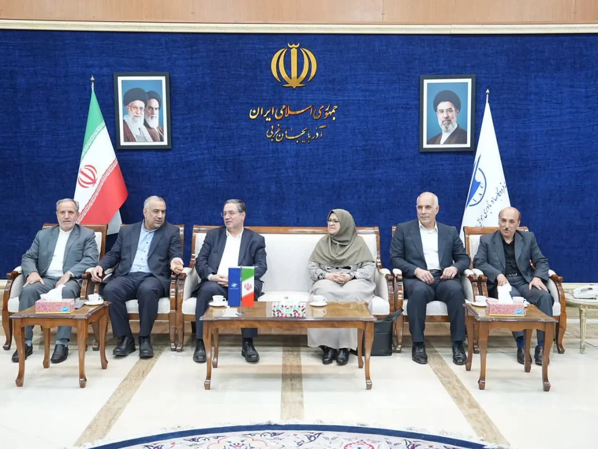 استقبال استاندار آذربایجان‌غربی از معاون رئیس‌جمهور و رئیس سازمان زندان‌های کشور در فرودگاه ارومیه