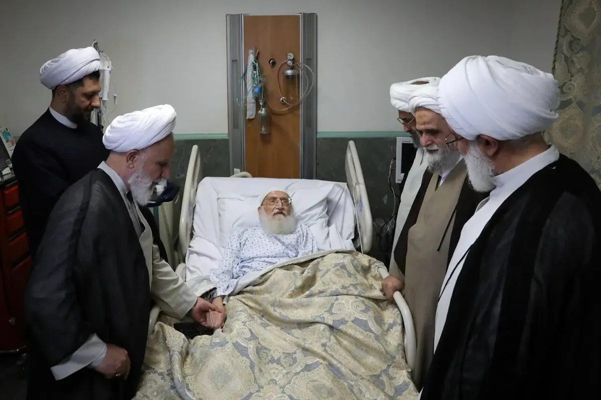 عیادت نمایندگان آیت الله سید مجتبی خامنهای از آیتالله نوریهمدانی و ابلاغ سلام ایشان/ حاج علی اکبری هم بود + تصویر