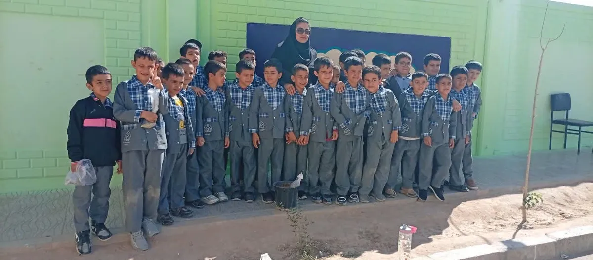 آموزش کاشت سبزیهای خوراکی در گلدان با هدف ترویج فرهنگ تغذیه سالم در مدارس مهریز