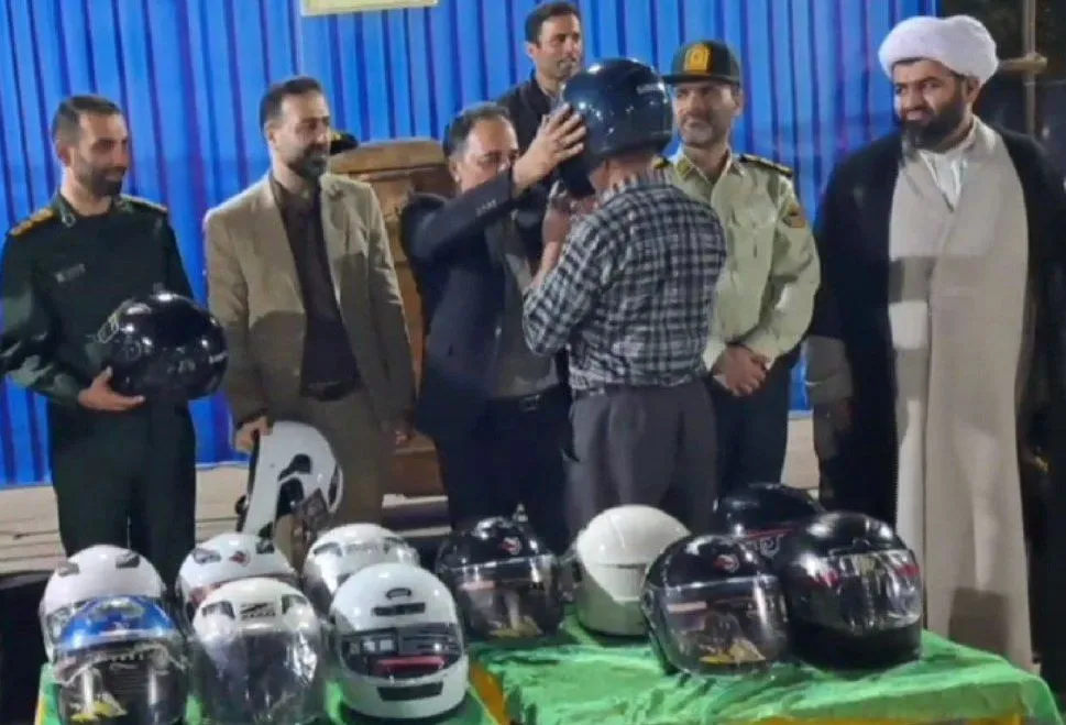 اهدا ۵۵ کلاه ایمنی به موتوسواران در بخش گوراب زرمیخ صومعه سرا