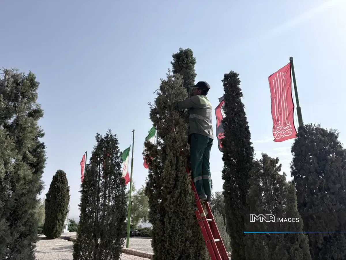 هرس ۳۵۳ هزار مترمربع پرچین در فضای سبز منطقه ۵ اصفهان
