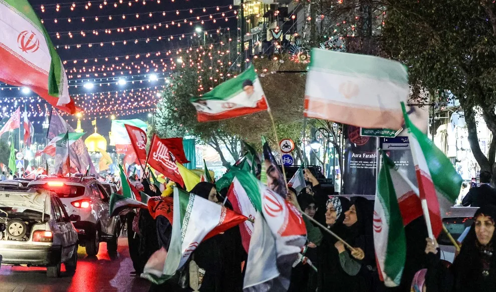 تشکیل بزرگترین زنجیره انسانی مشهدی‌ها به طول ۱۰ کیلومتر در حمایت از ایران+فیلم