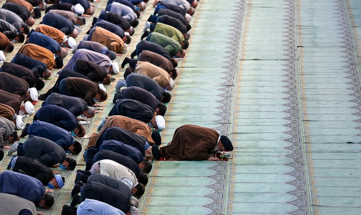 فتوای آیتالله خامنهای درباره تذکر به امام جماعت هنگام اشتباه در قرائت نماز
