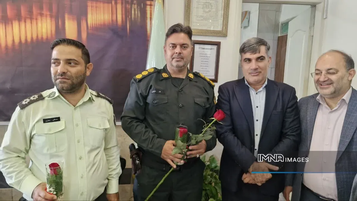 مدیر منطقه ۱۵ اصفهان از تلاشهای نیروی انتظامی در هفته فراجا تجلیل کرد