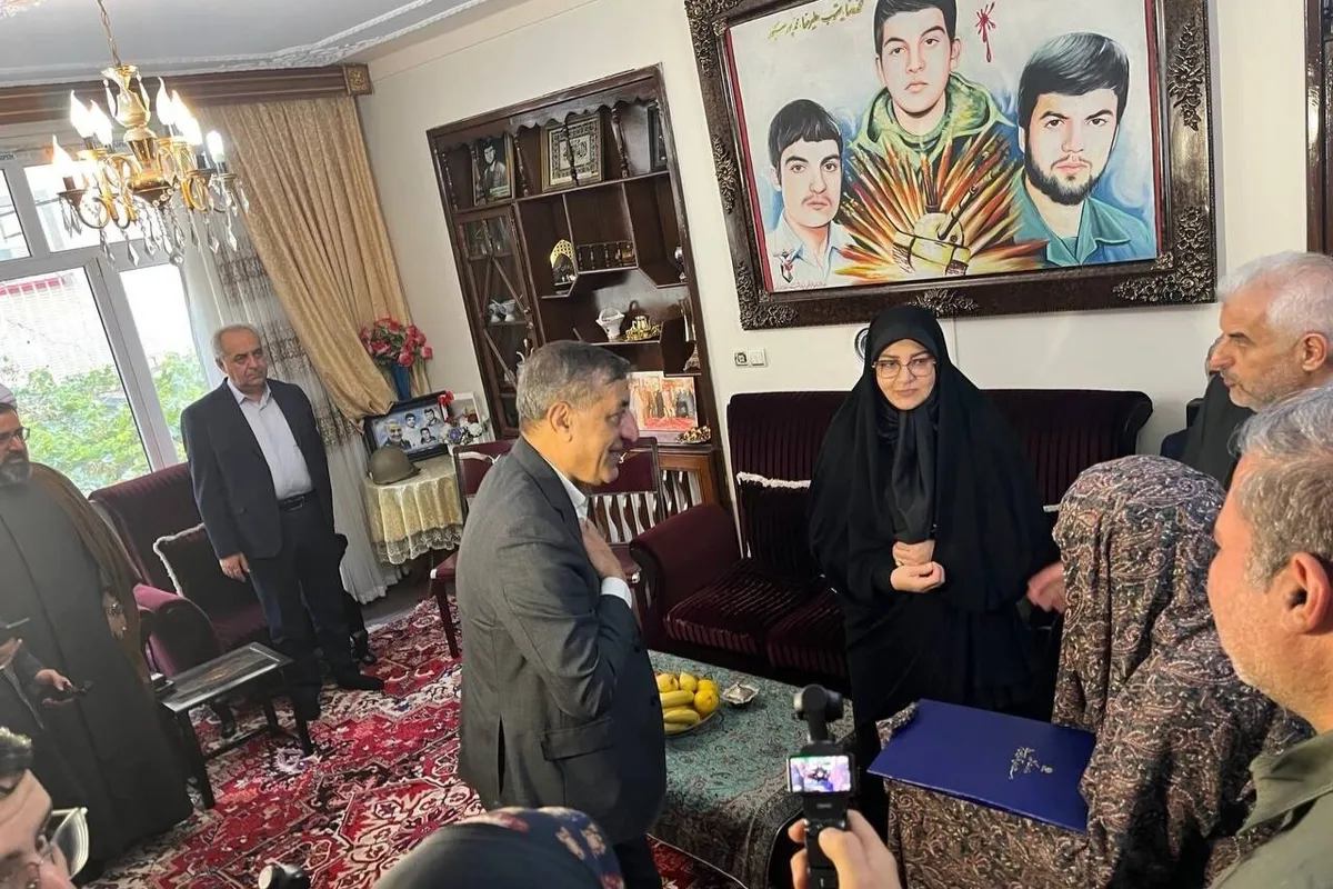 معاون اجرایی رئیسجمهور با خانواده شهیدان محمدپور صبور دیدار کرد