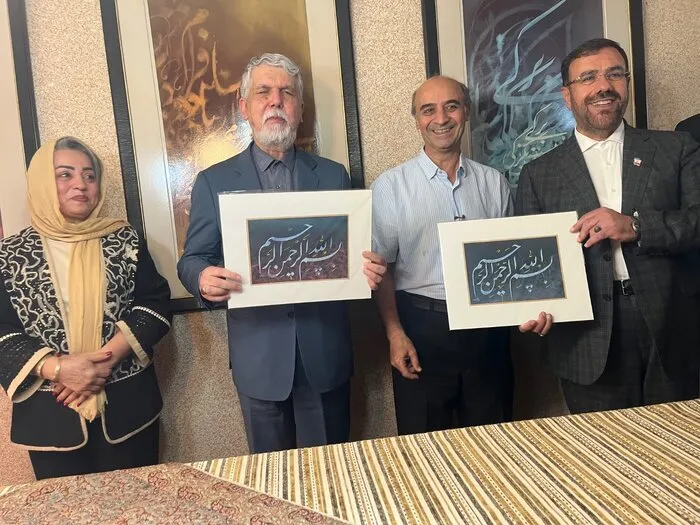 دیدار وزیر فرهنگ با استاد خوشنویسی شیراز؛  وزیر فرهنگ از آثار خوشنویسی استاد کریم‌پور بازدید کرد