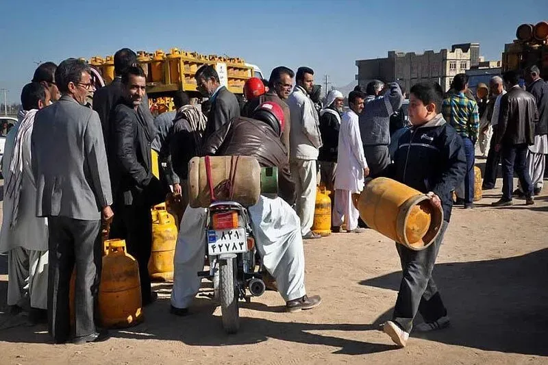 صفهای طولانی کپسول گاز در زاهدان؛ قاچاق سوخت متهم اصلی شد