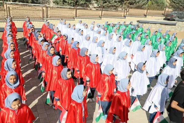 استقبال دانشآموزان اسدآبادی با سرود «پرچم» از وزیر آموزش و پرورش
