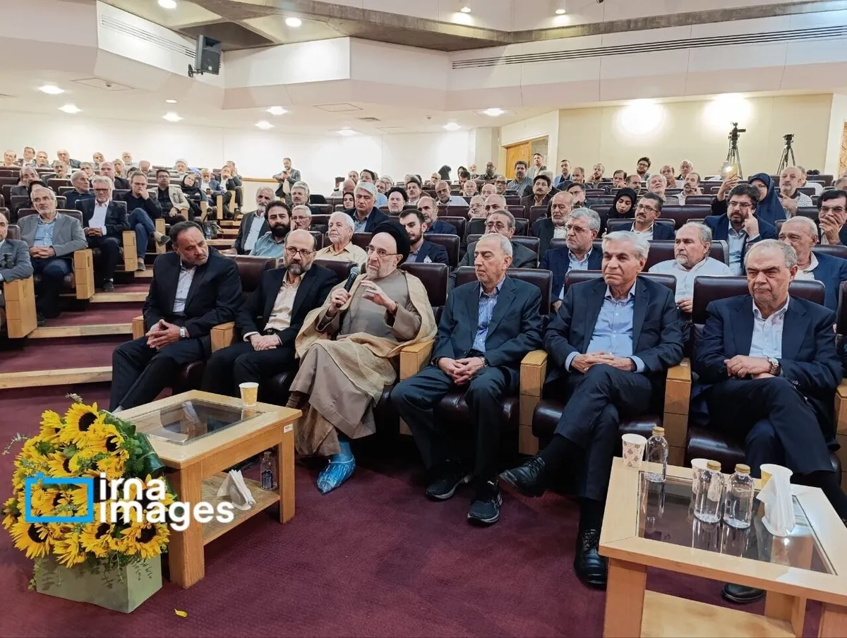برگزاری نشست «بنیاد باران» با حضور سید محمد خاتمی/ رئیس دولت اصلاحات با پای باندپیچی شده آمد + عکس