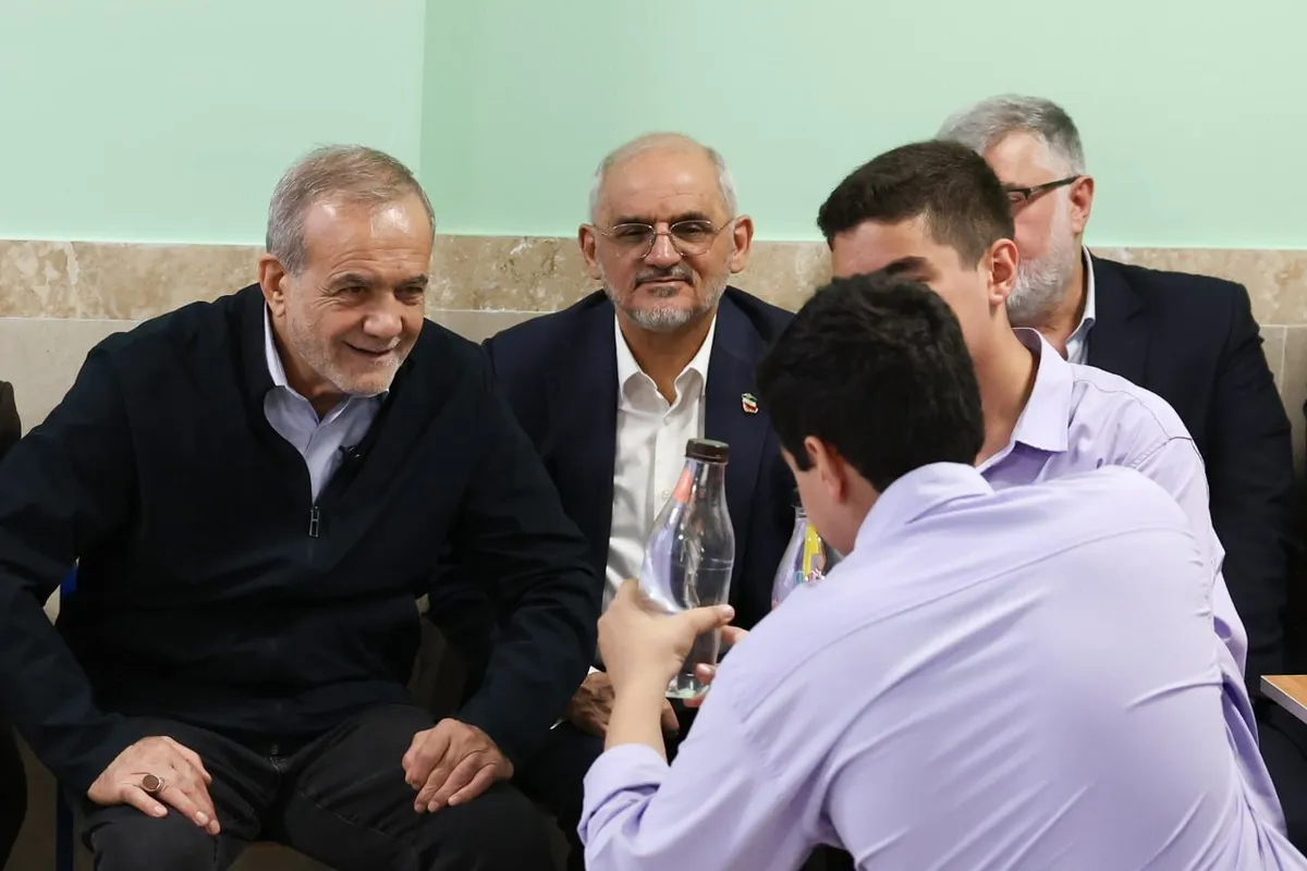 پزشکیان پشت نیمکتهای مدرسه/ رئیسجمهور پای درس دانشآموزان نشست + تصاویر