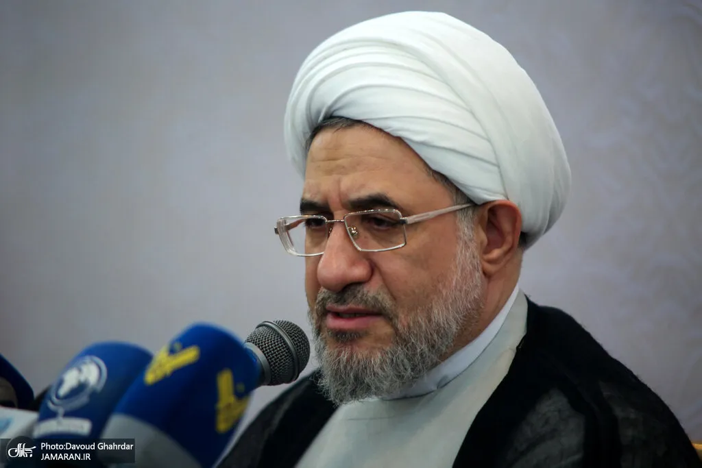 انتقاد روزنامه جمهوری اسلامی از یک غضو مجلس خبرگان: به پزشکیان توصیه می کنید در باره نهج البلاغه حرف نزند اما خودتان در باره همه چیز حرف می زنید