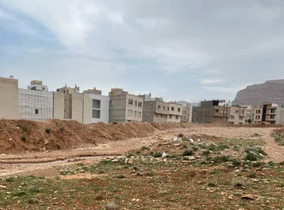 اعتراض به نازیبایی خاکریز گلستان شمالی شیراز/پاسخ شهرداری:طرح جامع ساماندهی در راه است