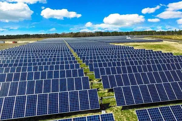 آغاز عملیات اجرایی یک نیروگاه خورشیدی ۲۰۰ مگاواتی در استان یزد