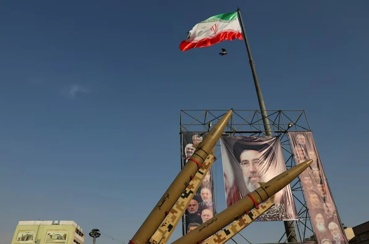 رویترز به نقل از مقام ایرانی: تهران خود را برای پاسخ سختتر آماده میکند/ فرماندهان ارشد در حال بررسی طرحهایی برای گسترش دامنه اهداف احتمالی هستند