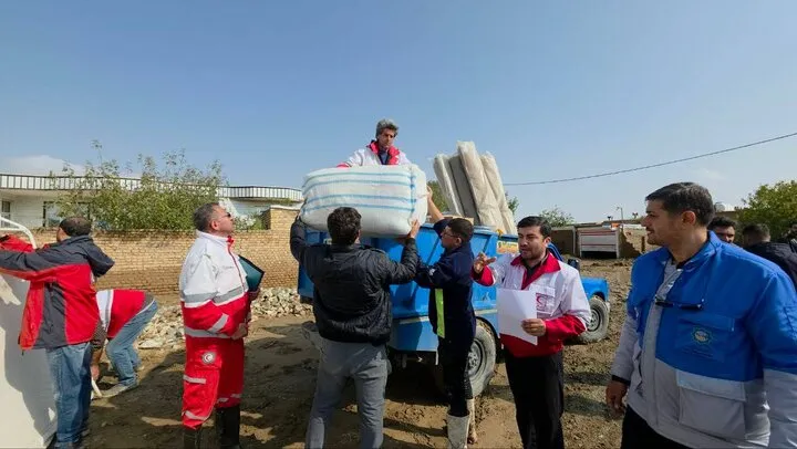 امدادرسانی هلال احمر به پنج روستای درگیر سیلاب در جنوب سیستان و بلوچستان