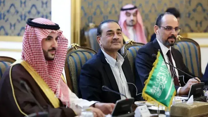 فایننشال تایمز: مذاکرات چهارجانبه در تهران بخشی از موج فشرده فعالیت‌های دیپلماتیک برای دستیابی به توافقی موقت است / واشنگتن و تهران همچنان بر سر ترتیب اجرای اقدامات و سرنوشت ذخیره ۴۴۰ کیلوگرمی اورانیوم با غنای بالای ایران اختلاف دارند