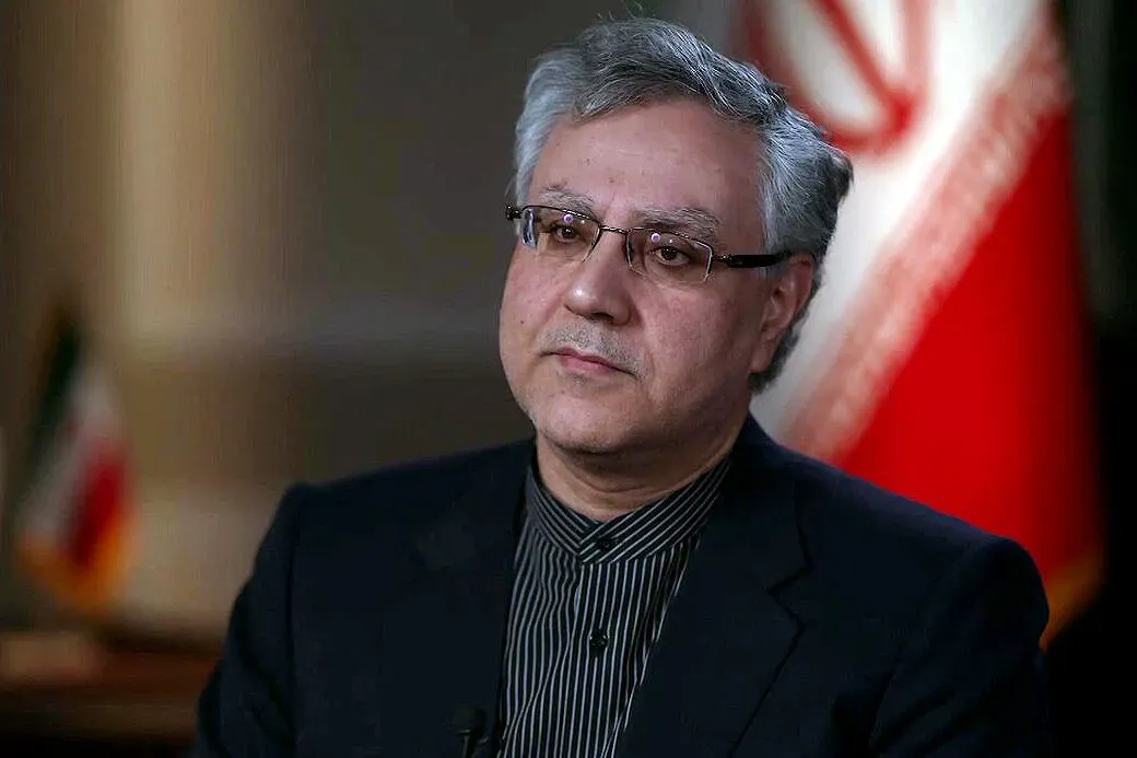 سفیر ایران در دیدار با مقام انگلیسی: تهران هیچگونه مداخلهای در ماجرای پایگاه نظامی فرفورد نداشته / چنانچه دولت انگلیس سند یا مدرکی برای ادعاهای خود در اختیار دارد، باید آن را ارائه کند