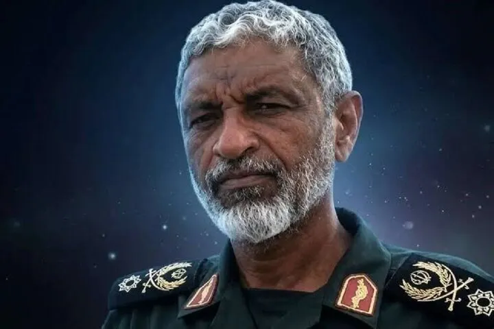 سردار عظمایی: آمریکاییها ۷۰۰ کیلومتر از تنگه هرمز فاصله گرفتهاند