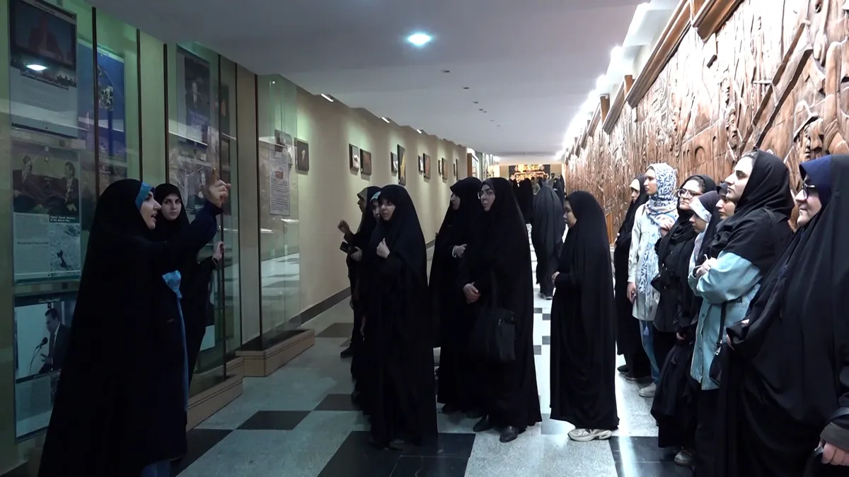 بازدید دانشجویان تهرانی از باغ موزه دفاع مقدس همدان
