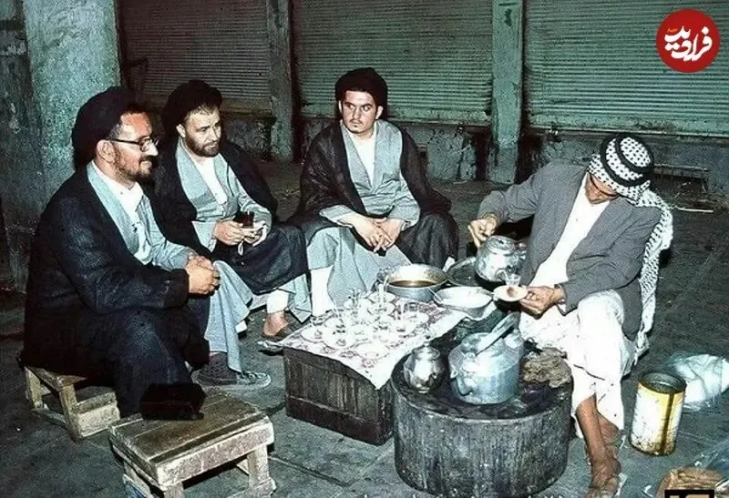 سیداحمد خمینی و سیدحسین خمینی در قهوهخانهای در نجف؛ سال ۵۶ / عکس