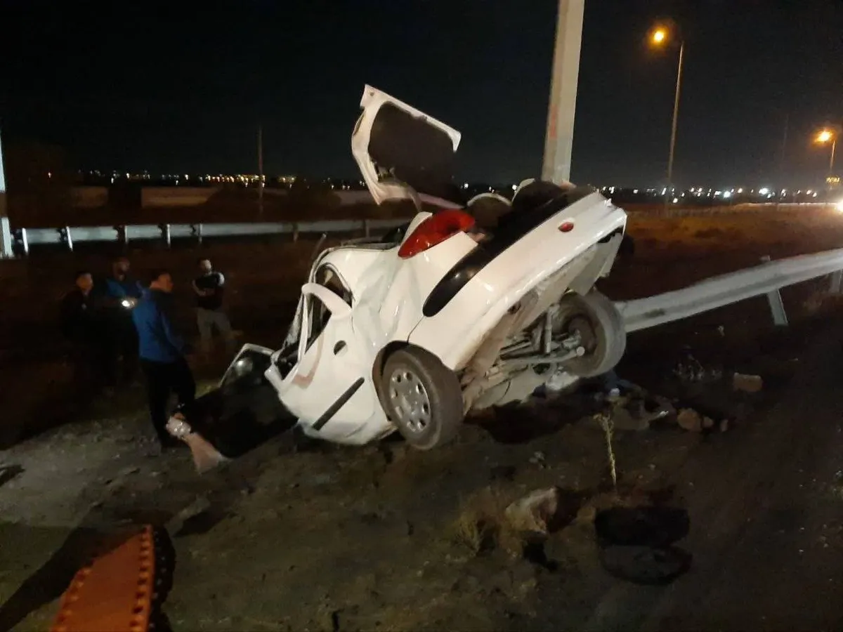 برخورد شدید خودرو پژو ۲۰۶ با تیر چراغ برق در محور نیشابور ـ مشهد دو کشته برجای گذاشت