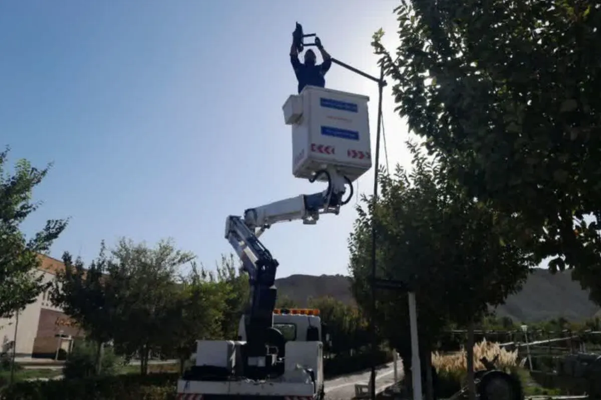 تعویض ۳۳۰ چراغ پرمصرف معابر پردیسان قم با چراغهای کممصرف LED