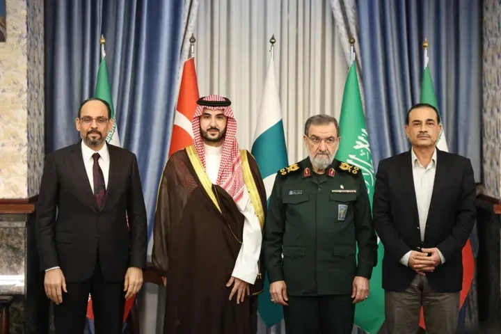 ولی نصر، مشاور سابق اوباما: نشست سران ترکیه، عربستان و پاکستان در تهران، از نظر تبلیغاتی و رسانهای، دستاورد بزرگی برای ایران بود/ طرح موضوع یمن در این نشست، میتواند به نتایجی منجر شود/ اینکه ایران این نشست را «اجلاس تهران» مینامد، نشان میدهد که احتمالاً در پی شکل دادن به ترتیبات منطقهای متفاوت