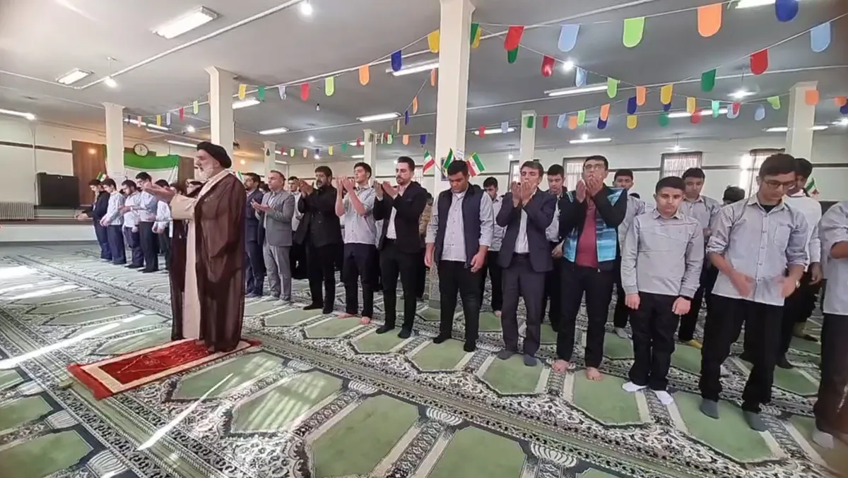 آیین نماز جماعت پدر و پسری در مدارس چهارمحال و بختیاری