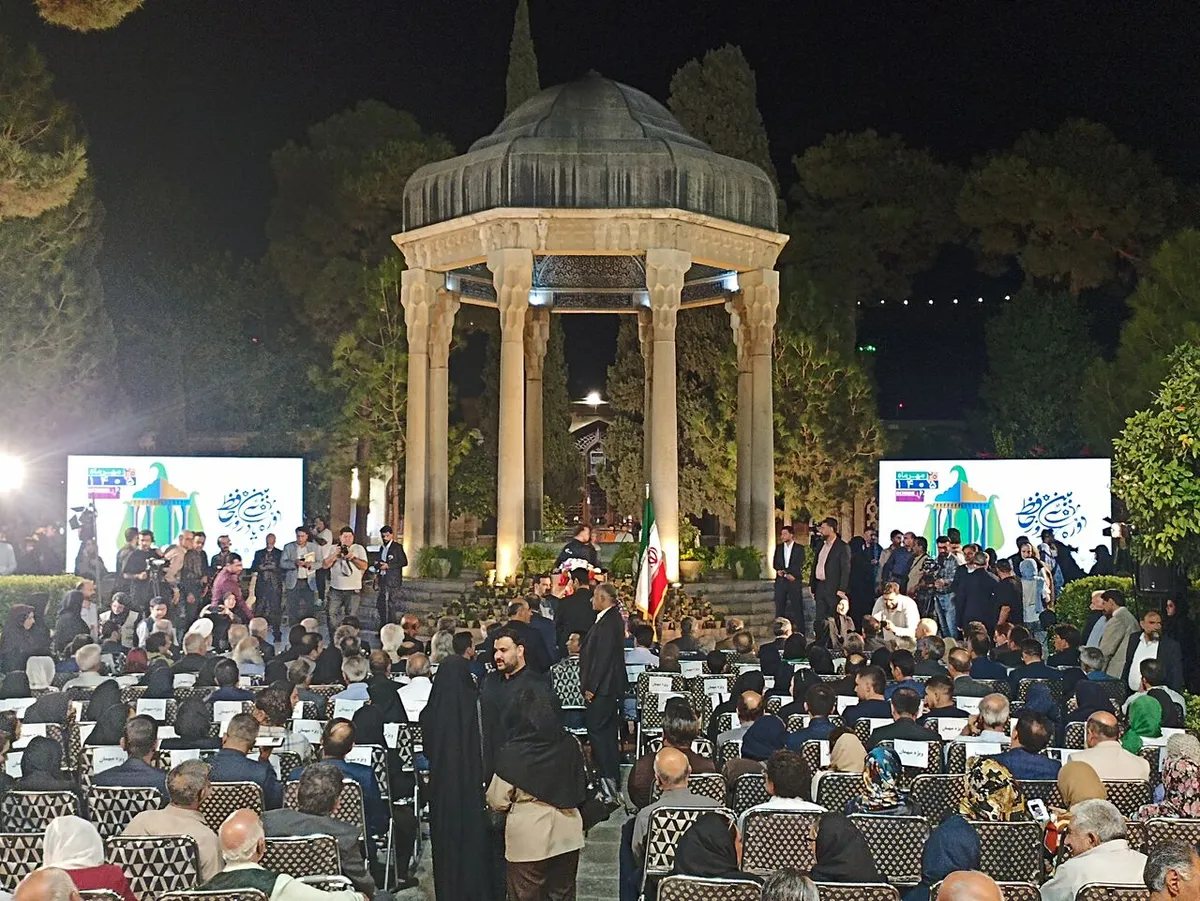 ادای احترام مسئولان کشوری و استانی به حافظ شیرازی در آرامگاه لسان‌الغیب