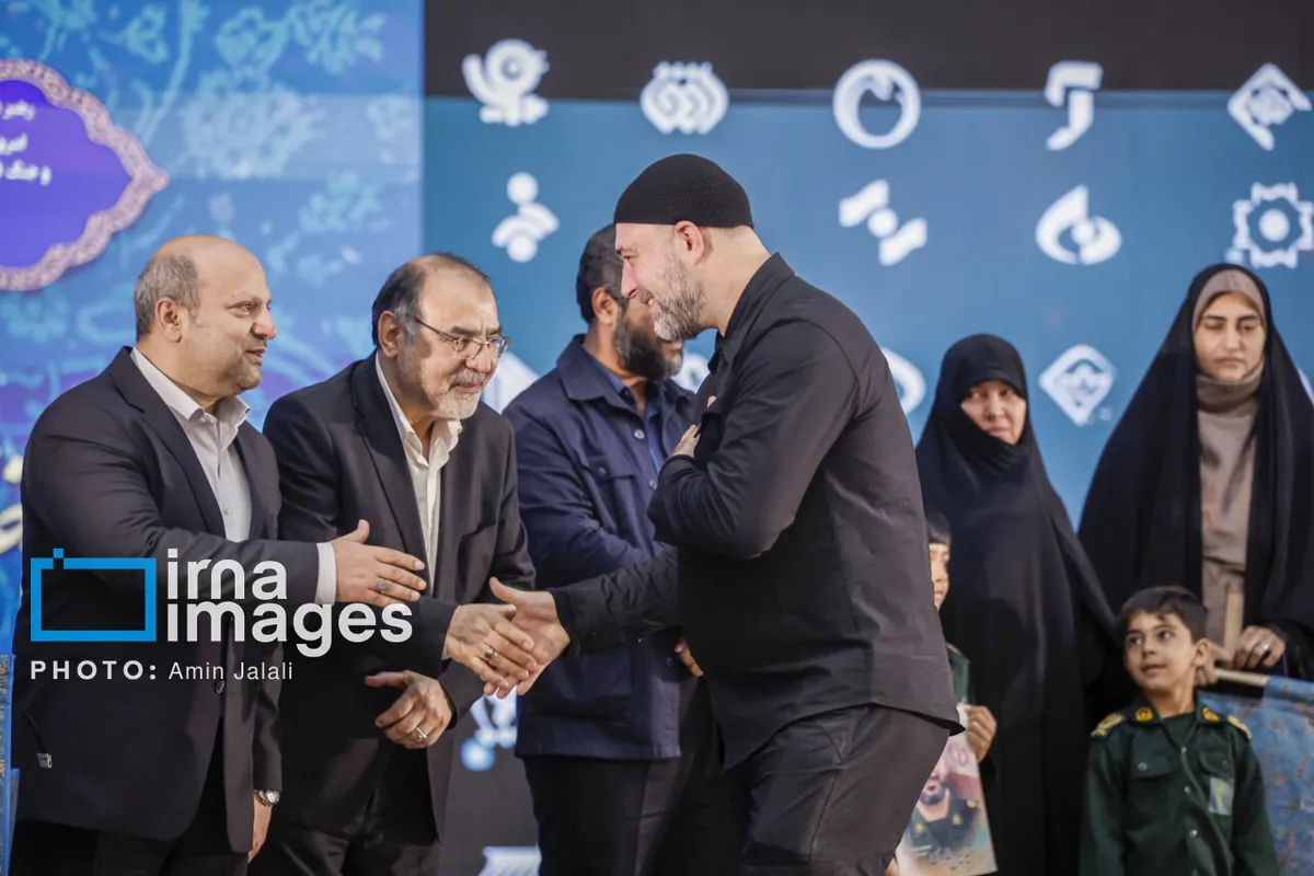طائب و شریعتمداری و معاون پزشکیان در اختتامیه جشنواره رسانهای «ابوذر»/ داماد حدادعادل و وحید جلیلی هم بودند/ سپاهیان کوچک در آغوش حسین طائب + تصاویر