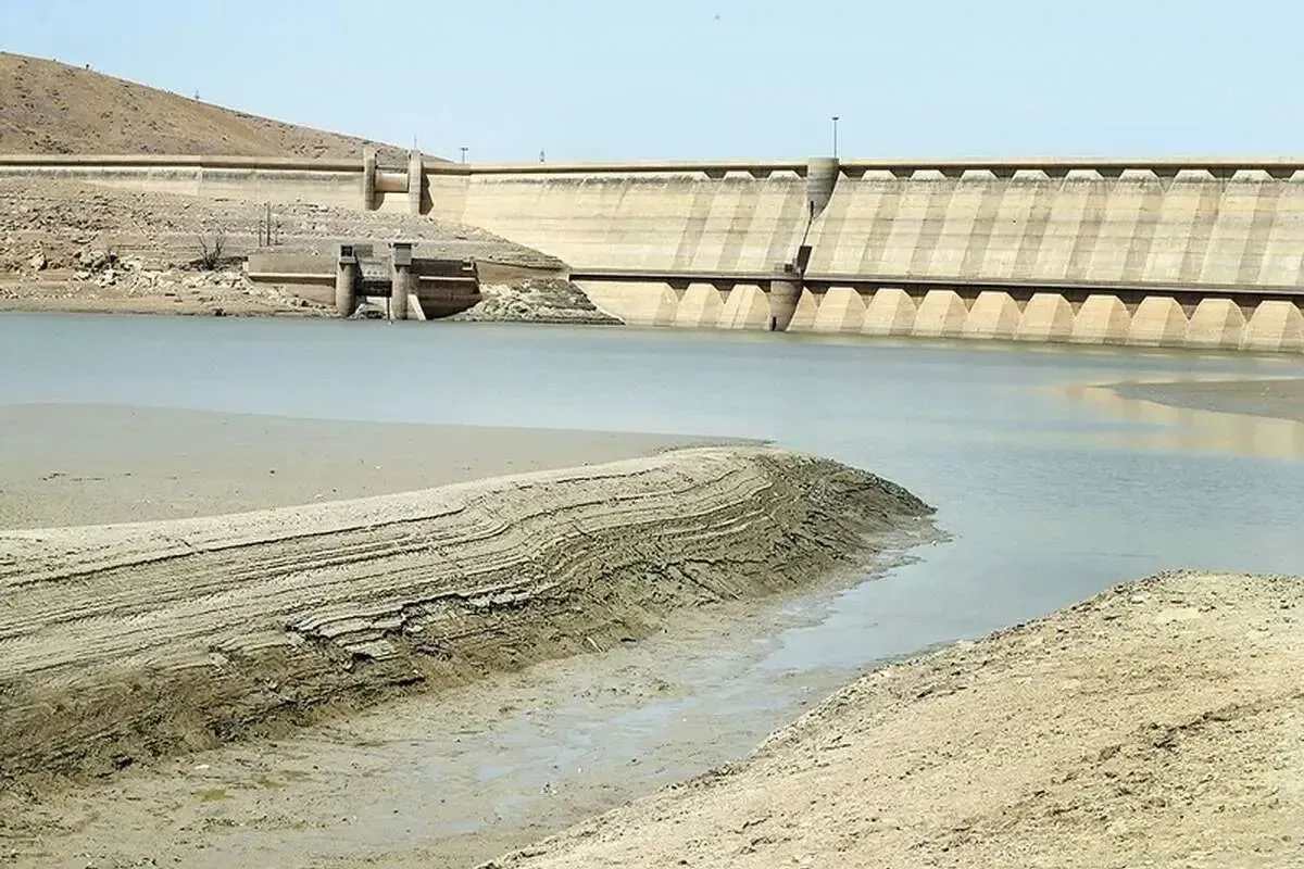 مجموع ذخایر پنج سد اصلی پایتخت به ۳۸۳ میلیون متر مکعب رسیده، اما چهار سد همچنان با کاهش قابل توجه ذخیره مخزن خود مواجه هستند/ سد لار، تنها ۴ درصد پرشدگی دارد/ معادل ۳۹ درصد ظرفیت مخزن سد طالقان پر است و در جایگاه نخست برای تأمین آب تهران قرار دارد