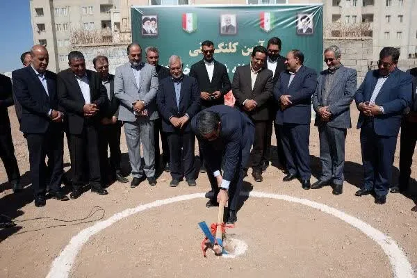 خبرنگاران کرمانی مدرسهساز شدند؛ کلنگزنی دبستان ۹ کلاسه شهدای خبرنگار