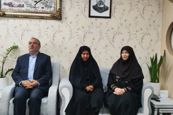معاون رئیس جمهور با خانواده شهید اورادی در بیرجند دیدار کرد