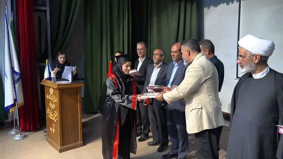 تجلیل از دانش آموختگان دانشگاه آزاد اسلامی واحد تکاب
