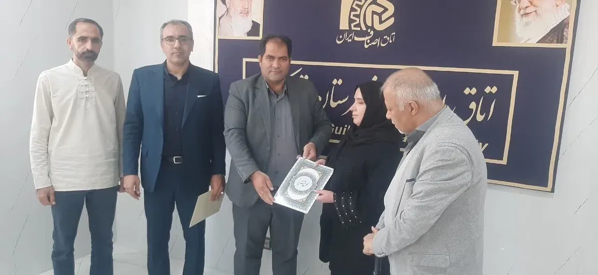 تجلیل اتاق اصناف قرچک از خبرنگار روشندل