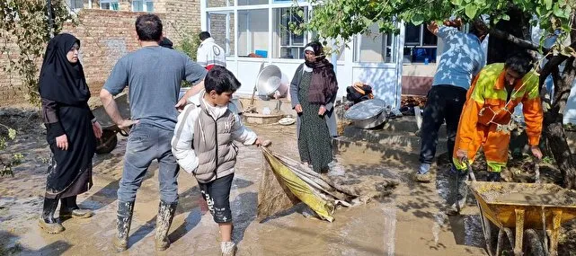 سلماس در میان سیل/ همافزایی نیروهای امدادی برای بازگرداندن آرامش به روستاهای آسیبدیده + تصاویر