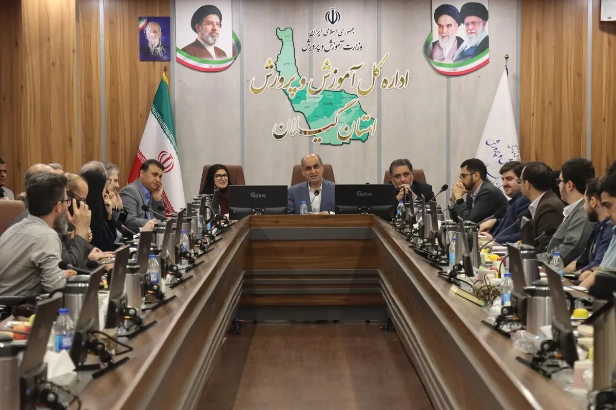 دانش‌آموزان برتر دانش خود را در خدمت جامعه به کار بگیرند