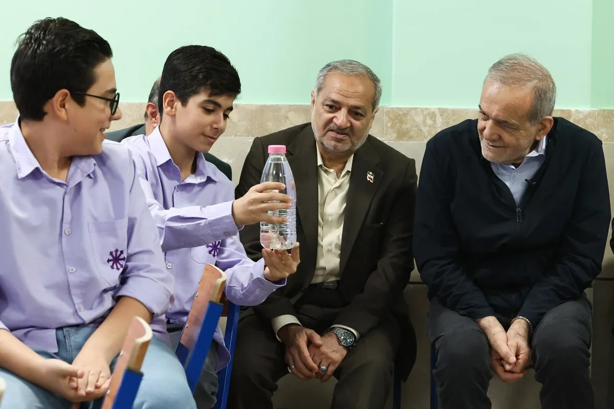 پزشکیان پشت نیمکتهای مدرسه/ رئیسجمهور پای درس دانشآموزان نشست + تصاویر