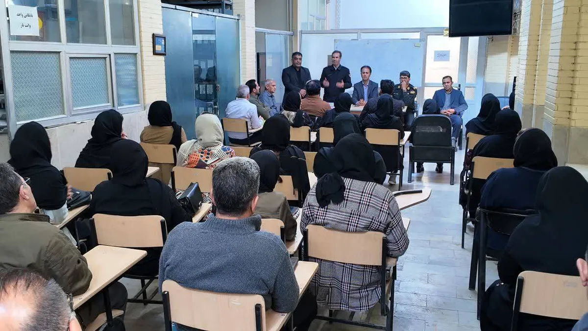 آشنایی رانندگان تاکسی و پیمانکاران سرویس مدارس ارومیه با اصول ایمنی دانش‌آموزان