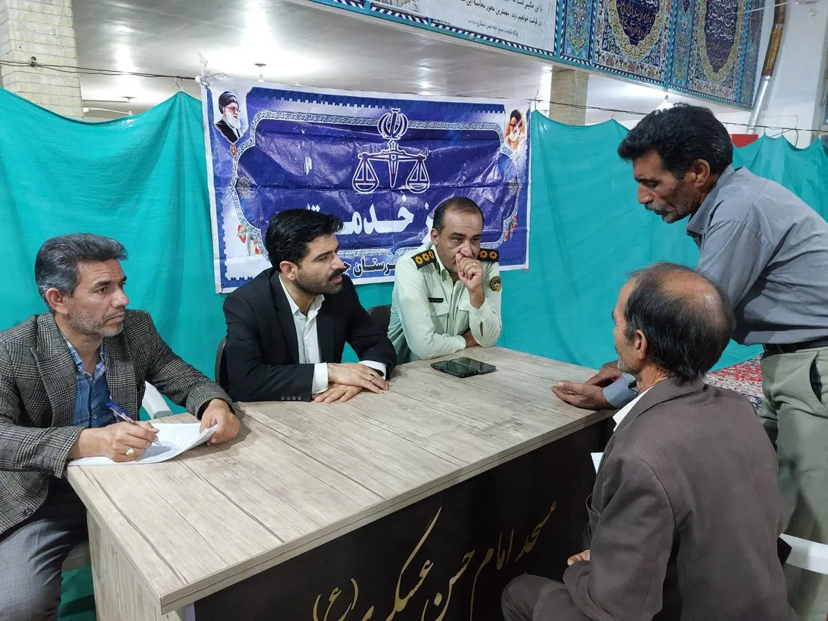 رسیدگی به مسائل و مشکلات حقوقی و قضایی بیش از ۳۰ نفر روستای اسفنداران جرقویه