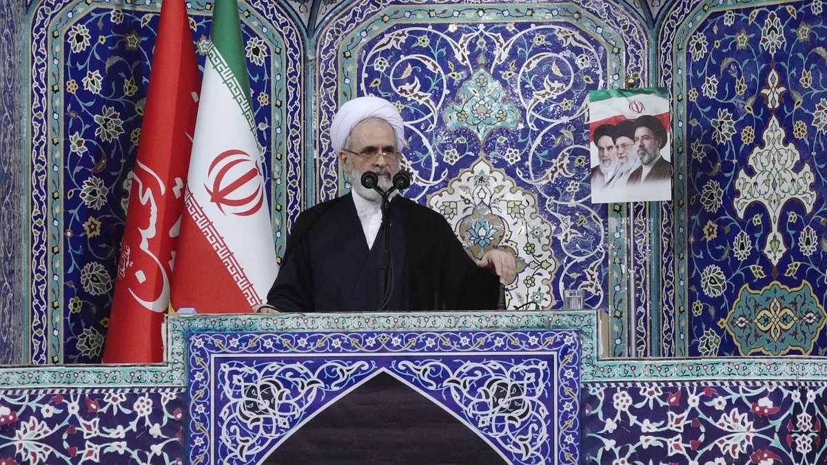 امام جمعه قم: ملت ایران در صورت وقوع دوباره جنگ، درسی فراموش نشدنی به دشمن خواهد داد