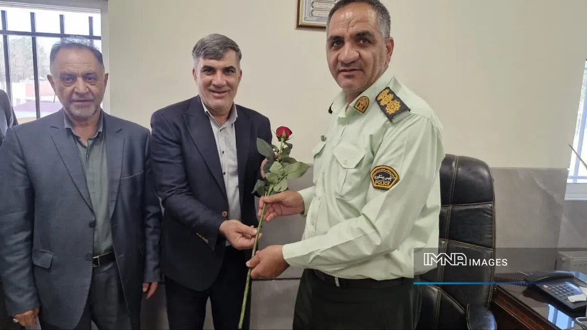 مدیر منطقه ۱۵ اصفهان از تلاشهای نیروی انتظامی در هفته فراجا تجلیل کرد