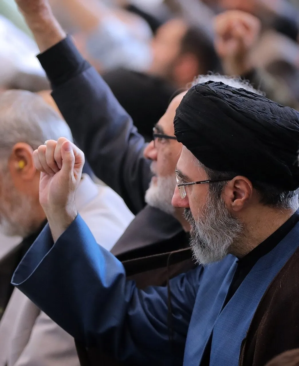 تکبیر آیت‌الله سیدمجتبی خامنه‌ای در هنگام ایراد خطبه‌ی نماز جمعه نصر توسط رهبر شهید + تصویر