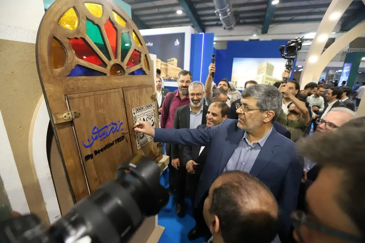 رونمایی از دیوارنگارههای سخنگو و دو کتاب در نمایشگاه گردشگری یزد