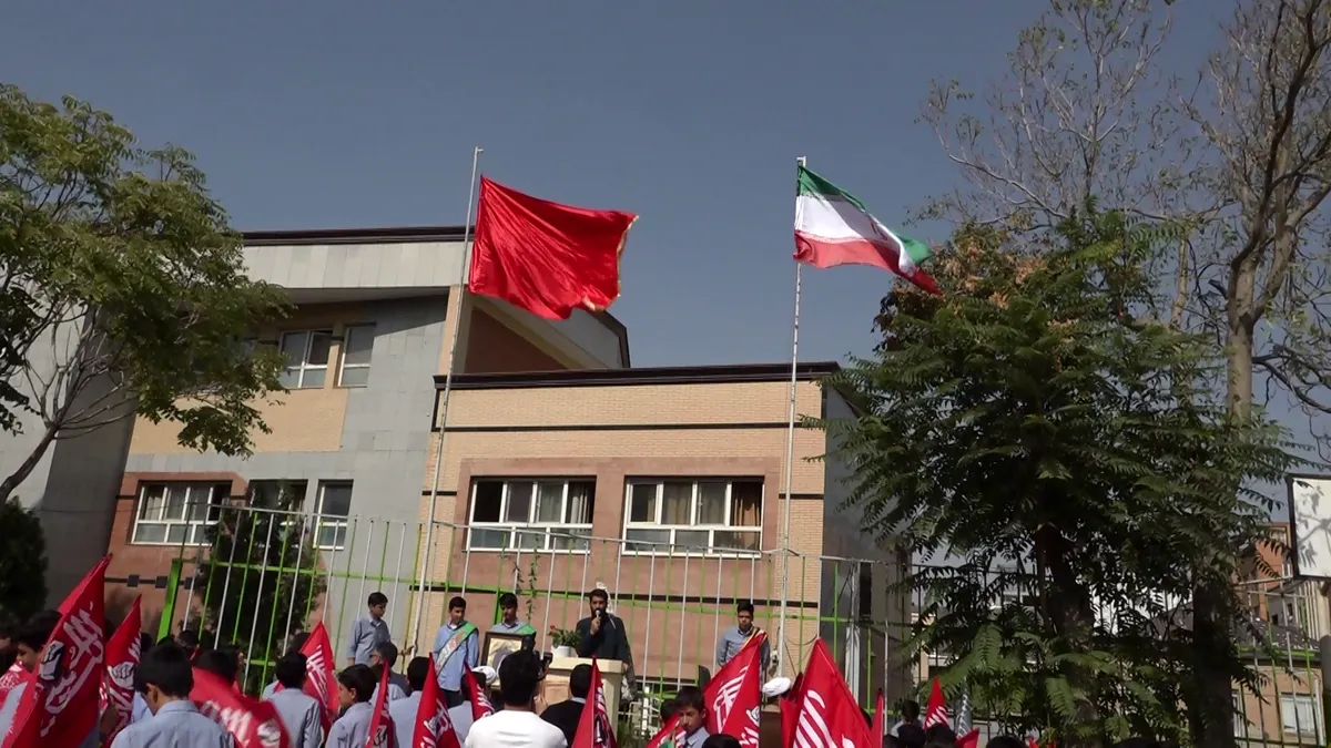 اهتزاز پرچم خونخواهی رهبر شهید و شهدای جنگ تحمیلی در همدان
