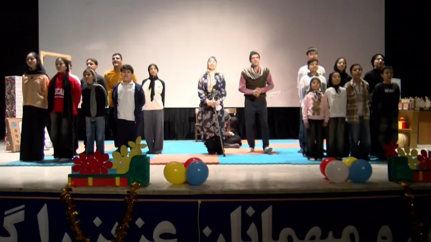نمایش «دنیای بازی‌ها» در اسدآباد به روی صحنه رفت