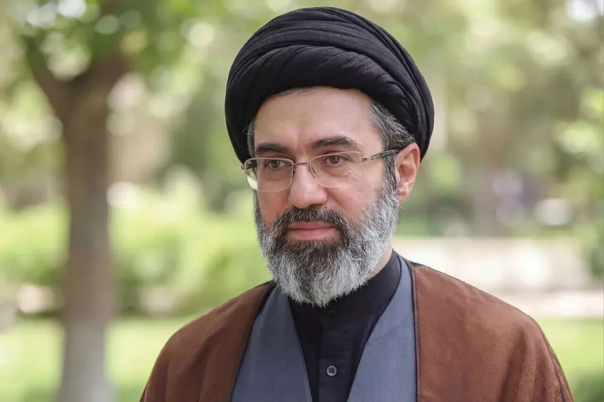 رهبر انقلاب: در زمانه‌ای که شبکۀ خبیث استکبار با ایجاد انواع محدودیت‌های مربوط به امور درمان و دارو به دنبال تحمیل رنج بر ملّت بزرگ ایران است، توجّه به پرستاران و کرامت پرستاران تأثیر مهمّی بر سلامت و امنیّت جسمی و روحی جامعه دارد / انتظار است که مسئولان عرصۀ سلامت در امتداد رفتارهای متعهّدانۀ خود، 