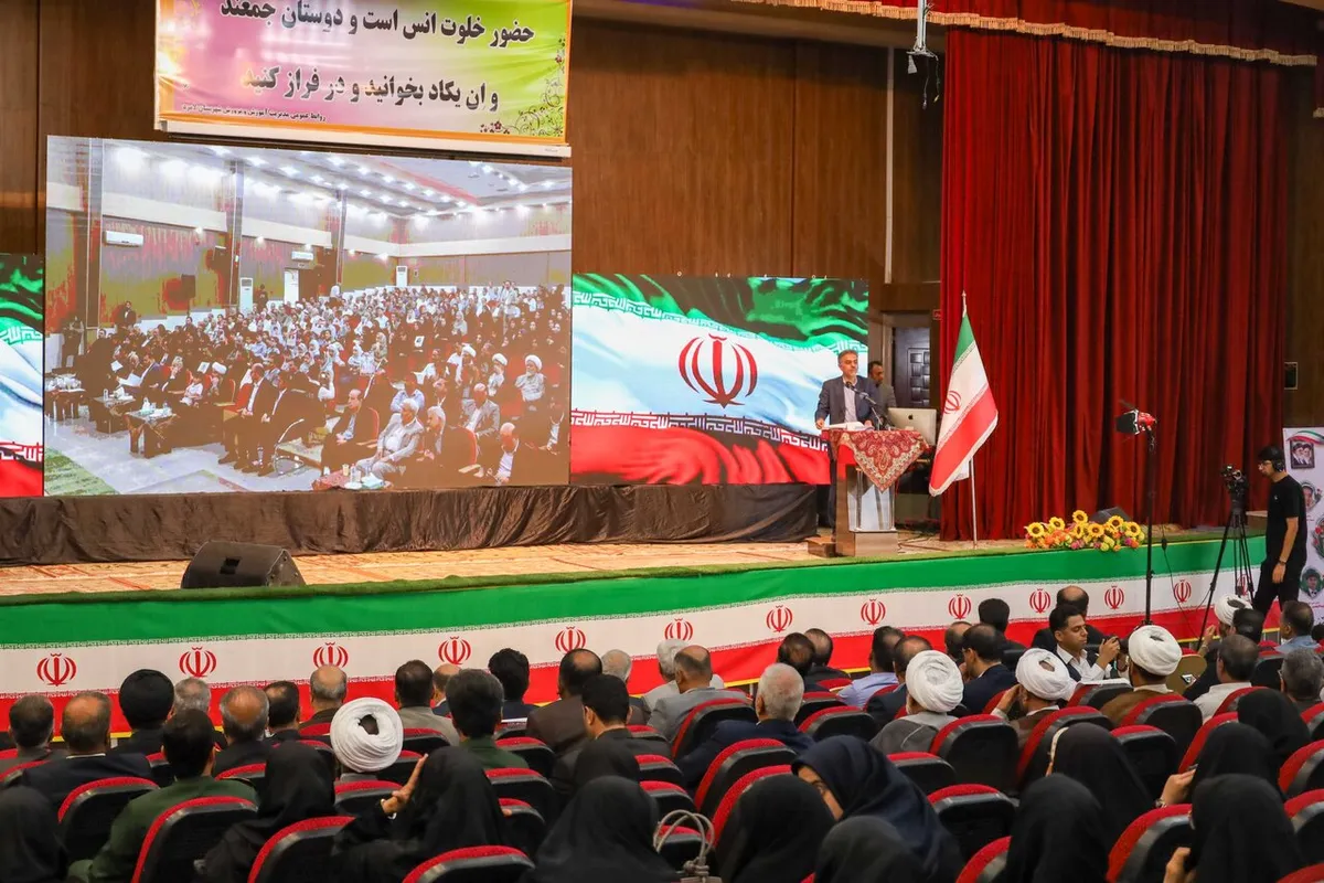 دشمن نمیتواند چراغ دانایی را خاموش کند