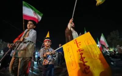 وقتی دانشآموزان قرار پرچم گردانی میگذارند