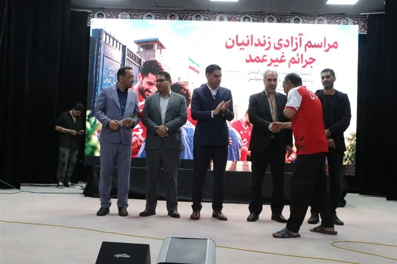 باشگاه پرسپولیس ۱۰ زندانی جرائم غیرعمد را با ۲۵۰ میلیون تومان در کرمان آزاد کرد